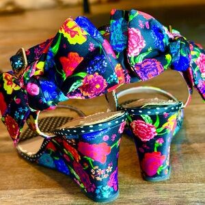 Betsey Johnson KoKo 2.5 inch Floral Wedge Sandals Size 8